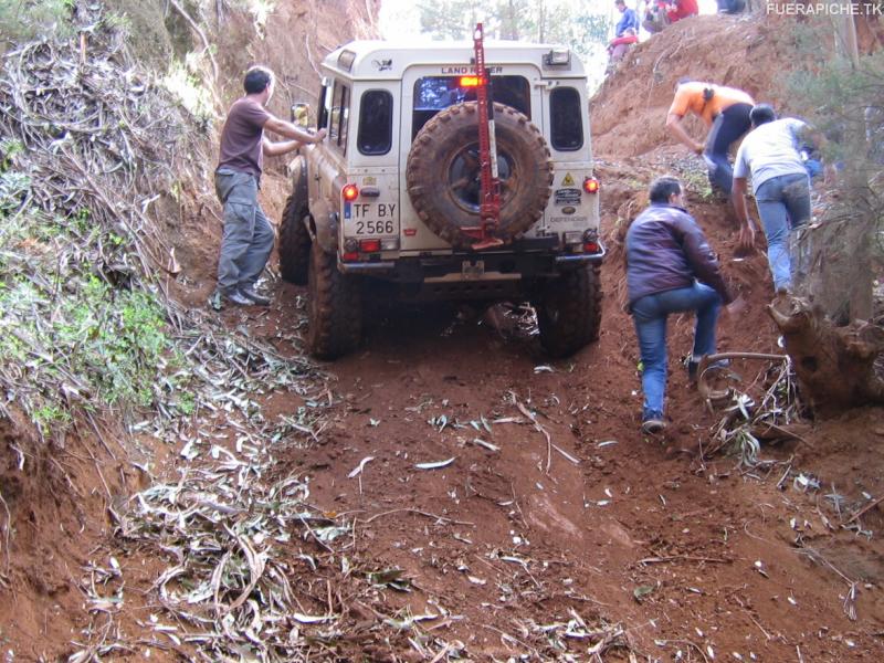 Land Rover Defender trial 4x4