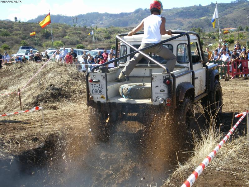 Land Rover Defender trial 4x4