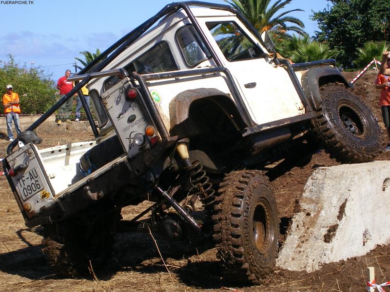 Land Rover Defender trial 4x4