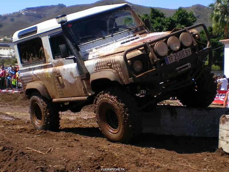 Land Rover Defender trial 4x4