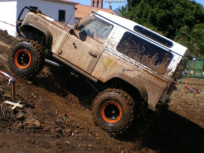 Land Rover Defender trial 4x4