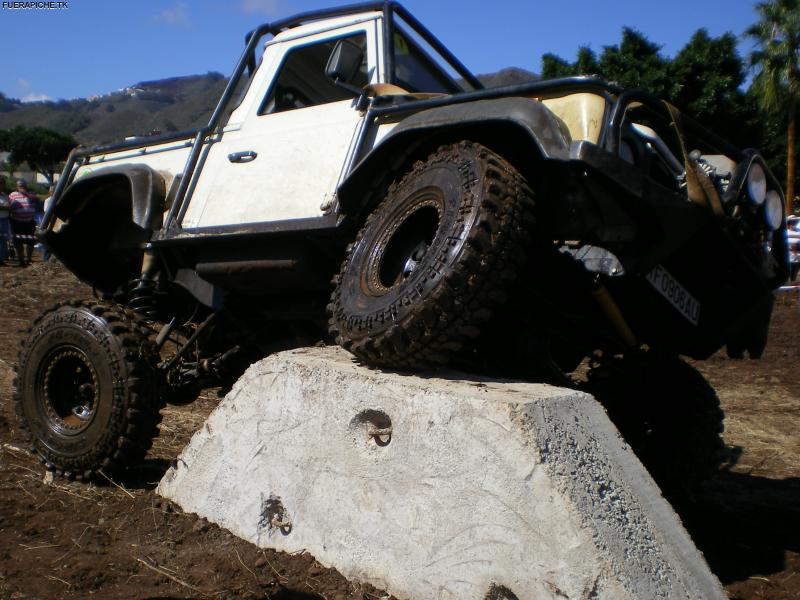 Land Rover Defender trial 4x4