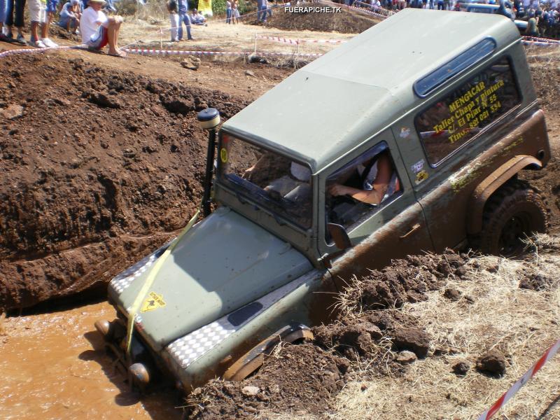 Land Rover Defender trial 4x4