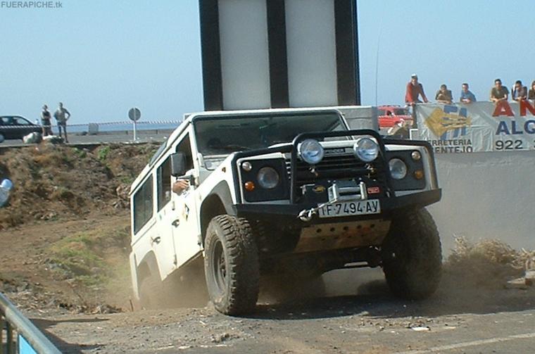 Land Rover Defender trial 4x4