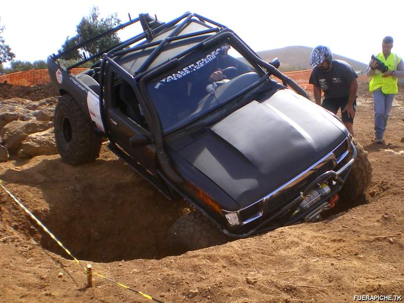 Toyota Hilux V8 trial 4x4