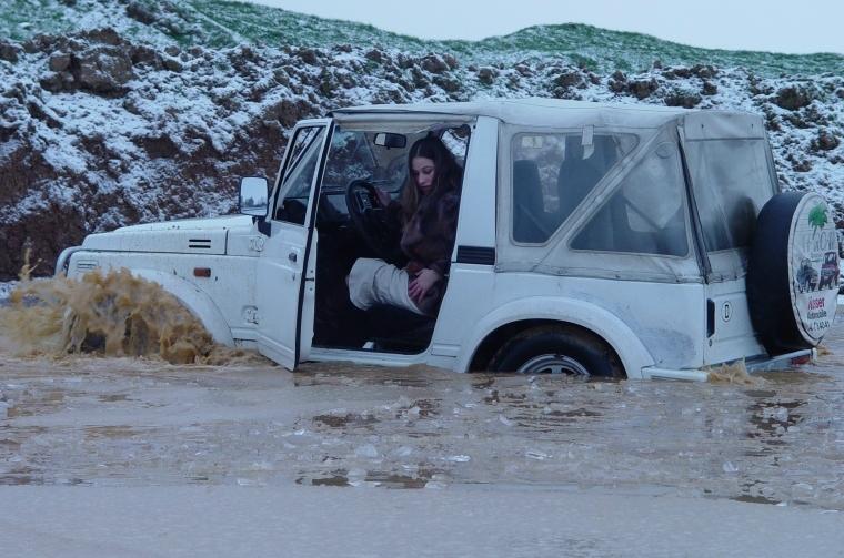 chica atascada 4x4.JPG
